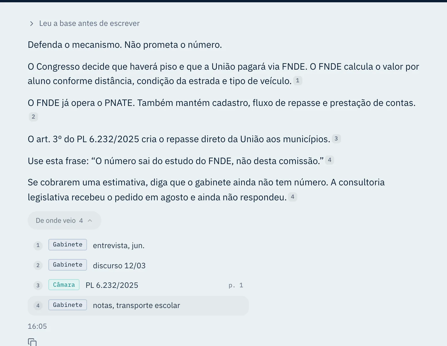 Uma resposta gravada na Consilia IA: a linha "Leu a base antes de escrever" recolhida, a resposta sobre o repasse do FNDE com o número de um documento depois de cada frase citada, e o rodapé "De onde veio" aberto, com os quatro documentos numerados e a etiqueta de cada um.