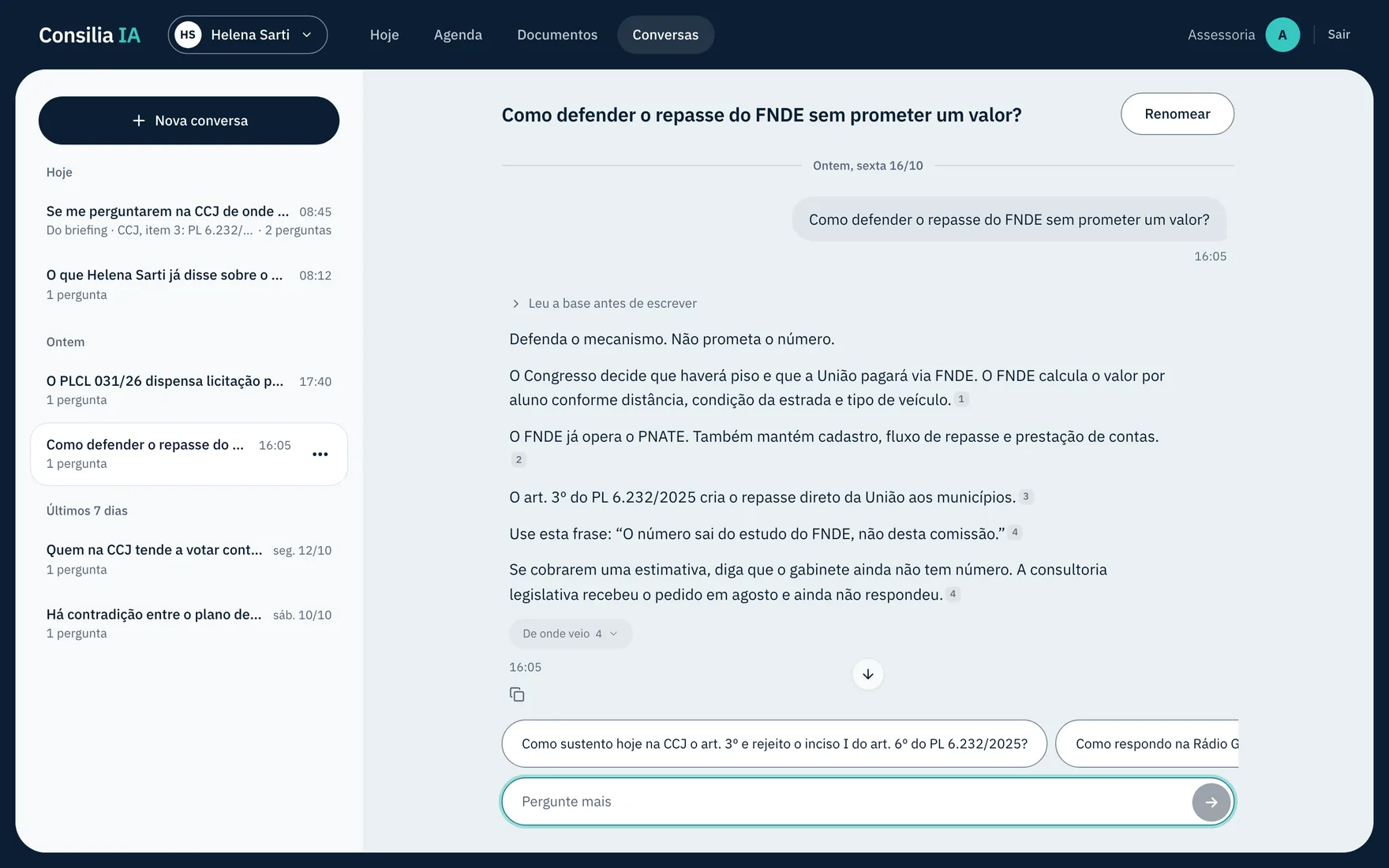 Uma conversa gravada numa janela do navegador: a pergunta sobre como defender o repasse do FNDE sem prometer um valor, a linha "Leu a base antes de escrever" recolhida, que abre nos passos por trás da resposta, a resposta e o rodapé "De onde veio" fechado.