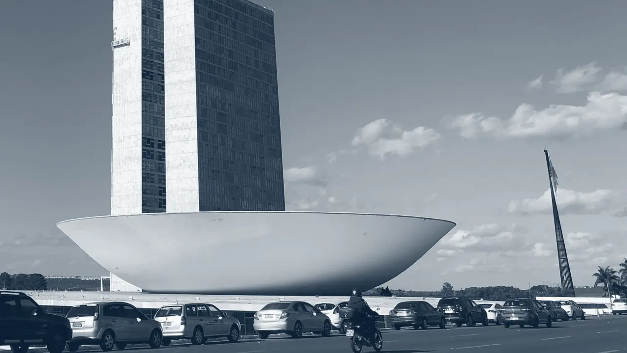 A cúpula côncava do Congresso Nacional, sobre o plenário da Câmara dos Deputados, com as duas torres atrás.