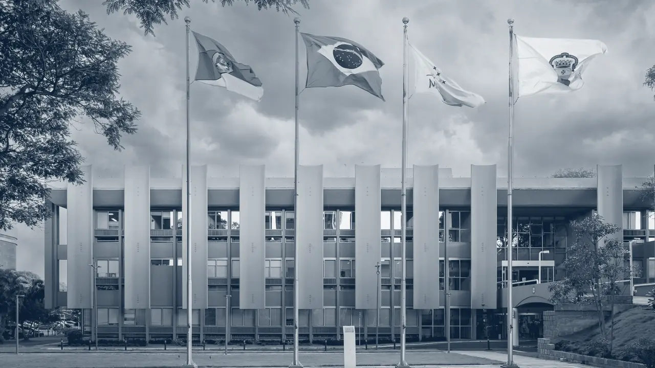 O Palácio Aloísio Filho, sede da Câmara Municipal de Porto Alegre, com as bandeiras no largo em frente.