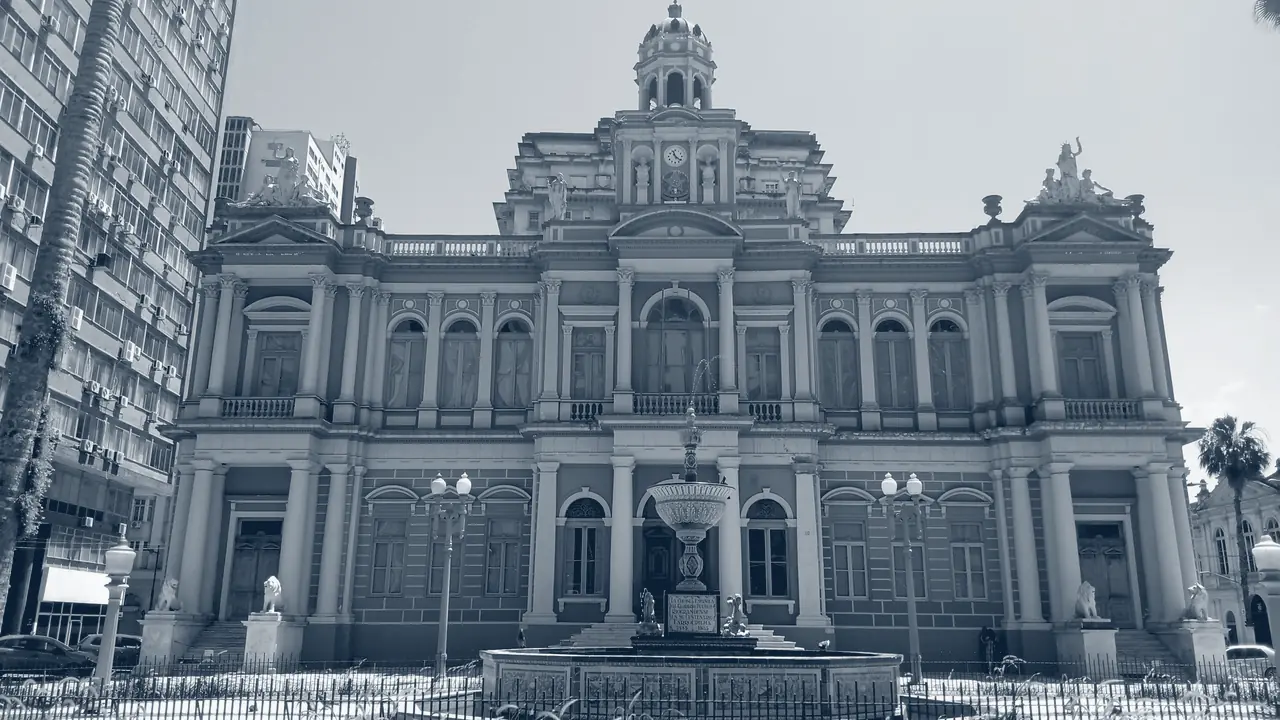 O Paço Municipal de Porto Alegre, sede da prefeitura que publica o Diário Oficial.