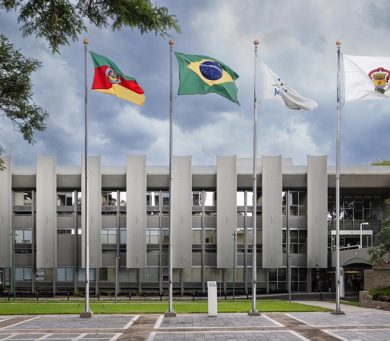 A fachada da Câmara Municipal de Porto Alegre.